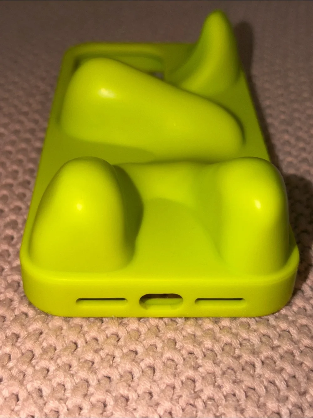 iPhone 15 pro max ergonomic phone case